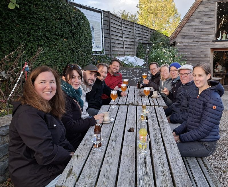 De hele groep met een drankje